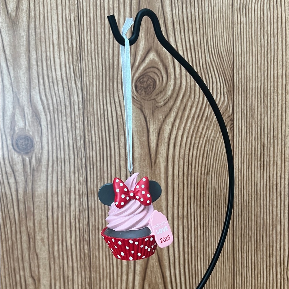 EUC Hallmark Disney 2015 Minnie Mouse Made With Love Cupcake Ornament